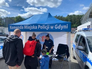 Zdjęcie przedstawiające Policję i uczestników festynu rodzinnego na Narodowym Stadionie Rugby