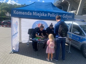 Zdjęcie przedstawiające Policję i uczestników festynu rodzinnego na Narodowym Stadionie Rugby