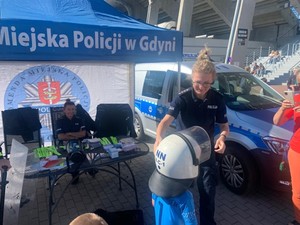 Zdjęcie przedstawiające Policję i uczestników festynu rodzinnego na Narodowym Stadionie Rugby