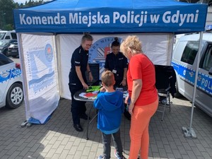 Zdjęcie przedstawiające Policję i uczestników festynu rodzinnego na Narodowym Stadionie Rugby