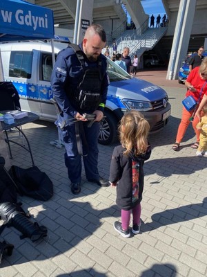 Zdjęcie przedstawiające Policję i uczestników festynu rodzinnego na Narodowym Stadionie Rugby