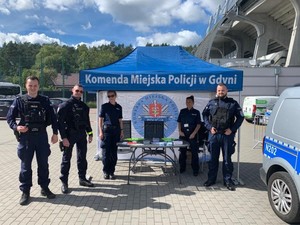 Zdjęcie przedstawiające Policję i uczestników festynu rodzinnego na Narodowym Stadionie Rugby