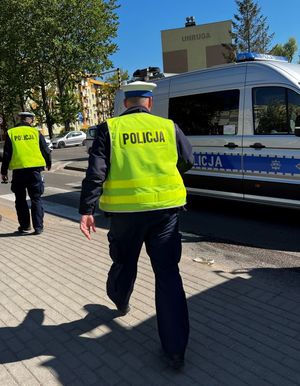 Zdjęcie przedstawiające policjantów ruchu drogowego podczas obsługi zdarzenia drogowego