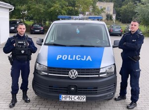 Zdjęcie przedstawiające policjantów, którzy eskortowali samochód z ciężarną kobietą