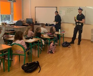 Zdjęcie przedstawiające funkcjonariuszy podczas zajęć z uczniami SP nr 21 w Gdyni