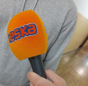Zdjęcie przedstawiające mikrofon podczas nagrania z jednym z uczestników zwiedzania komendy