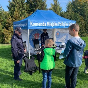 Zdjęcie przedstawiające piknik, w którym udział wzięli policjanci