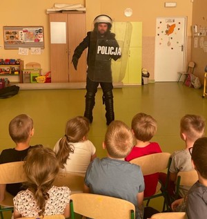 Zdjęcie przedstawiające wizytę policjanta w przedszkolu