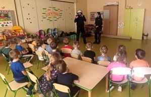 Zdjęcie przedstawiające wizytę policjanta w przedszkolu