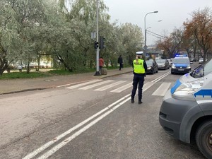 Zdjęcie przedstawiające działania policyjne w związku z dniami Wszystkich Świętych