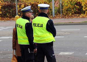 Zdjęcie przedstawiające policjantów podczas zabezpieczenia Wszystkich Świętych