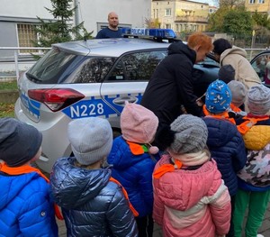 Zdjęcie wykonane podczas wizyty przedszkolaków w Komisariacie Policji w Gdyni-Redłowie