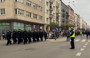 Zdjęcie przedstawiające zabezpieczenie podczas obchodów Święta Niepodległości