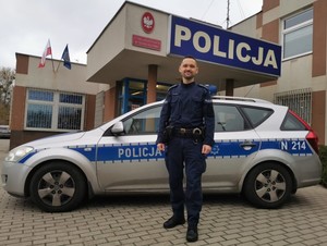 Zdjęcie przedstawiające policjanta, który zapobiegł samobójstwu