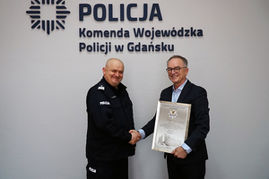 Zdjęcie przedstawiające Komendanta Wojewódzkiego Policji w Gdańsku z Prezesem Fundacji &quot;Orlen dla Pomorza&quot;