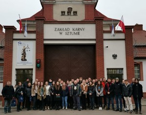 Zdjęcie przedstawiające grupę osób, które odwiedziły Zakład Karny w Sztumie