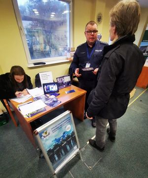 Zdjęcie przedstawiające policjanta, który promował wśród studentów zawód policjanta