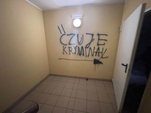 Zdjęcie przedstawiające graffiti na klatce schodowej