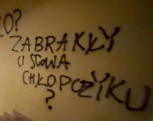 Zdjęcie przedstawiające graffiti na klatce schodowej