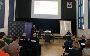 Zdjęcie przedstawiającej policjantów podczas debaty społecznej w II Liceum Ogólnokształcącym w Gdyni