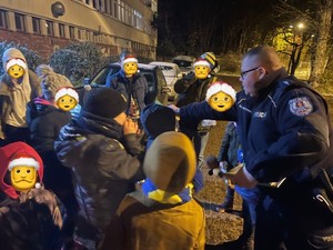 Zdjęcie przedstawiające policjantów podczas spotkania z dziećmi z rejonu służbowego