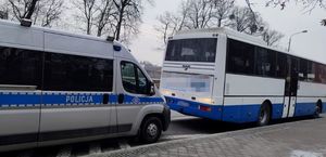 Zdjęcie poglądowe, przedstawiające autobus i radiowóz Policji