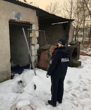 Zdjęcie przedstawiające policjantkę, kontrolującą pustostan.