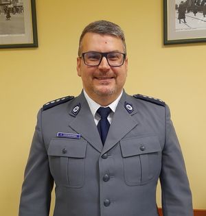 Zastępcę Naczelnika Wydziału Ruchu Drogowego Komendy Miejskiej Policji w Gdyni asp. szt. Artura Jaroszewskiego.