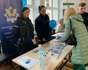 Zdjęcie przedstawiające policjantki podczas targów pracy