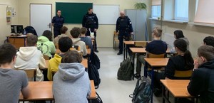 Zdjęcie przedstawiające policjantów podczas rozmowy z uczniami.