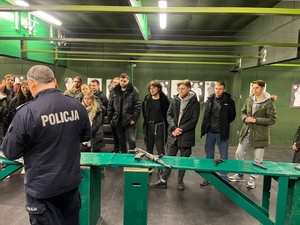 Zdjęcie przedstawiające studentów podczas wizyty w Szkole Policji w Słupsku