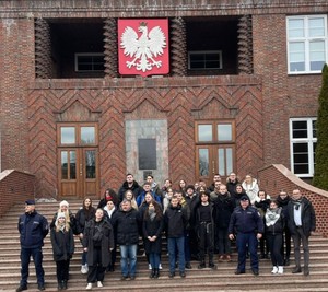 Zdjęcie przedstawiające studentów podczas wizyty w Szkole Policji w Słupsku