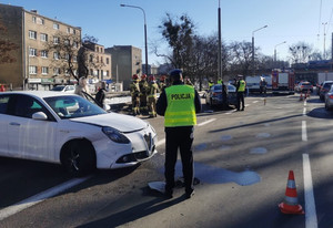 Zdjęcie przedstawiające pracę policjantów przy wypadku drogowym.