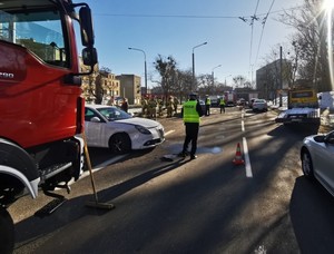 Zdjęcie przedstawiające pracę policjantów przy wypadku drogowym.