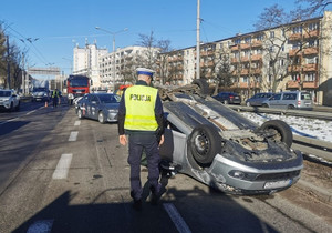 Zdjęcie przedstawiające pracę policjantów przy wypadku drogowym.