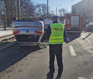 Zdjęcie przedstawiające pracę policjantów przy wypadku drogowym.