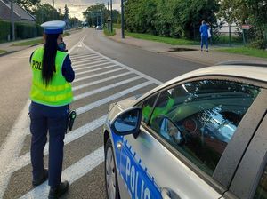 Zdjęcie przedstawiające policjantkę podczas kontroli prędkości