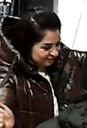 Zdjęcie przedstawiające kobietę, która może mieć związek z kradzieżą w centrum handlowym