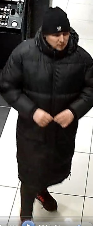 Zdjęcie przedstawiające mężczyznę, który może mieć związek z kradzieżą w centrum handlowym