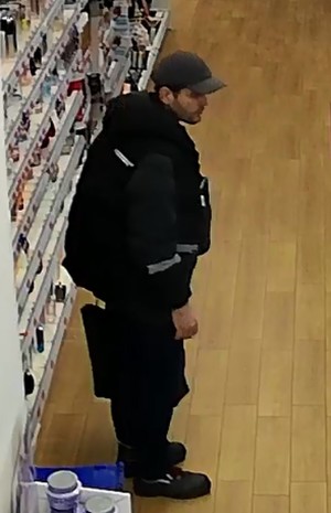 Zdjęcie, przedstawiające mężczyznę, który może mieć związek z kradzieżą perfum
