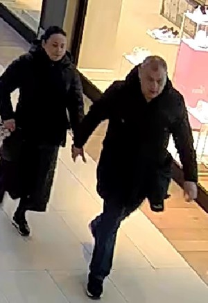 Zdjęcie, przedstawiające kobietę i mężczyznę, którzy mogą mieć związek z kradzieżą torebki