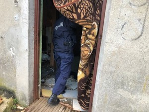 Zdjęcie przedstawiające policjantkę podczas działań z bezdomnymi