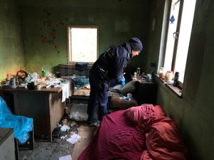 Zdjęcie przedstawiające policjantkę podczas działań z bezdomnymi