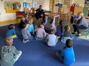 Zdjęcie przedstawiające policjanta podczas spotkania z przedszkolakami