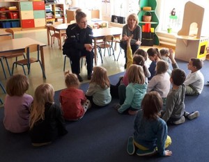Zdjęcie przedstawiające policjantkę podczas spotkania z przedszkolakami