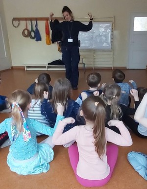Zdjęcie przedstawiające policjantkę na spotkaniu z przedszkolakami