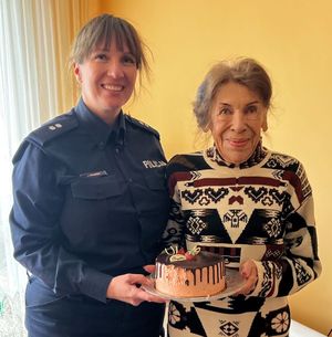 Zdjęcie przedstawiające policjantkę z seniorką