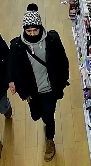 Zdjęcie, przedstawiające mężczyznę, który może mieć związek z kradzieżą perfum