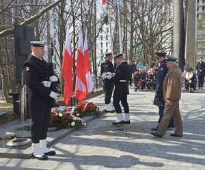 Zdjęcie przedstawiające gdyńskie obchody 83. rocznicy Zbrodni Katyńskiej