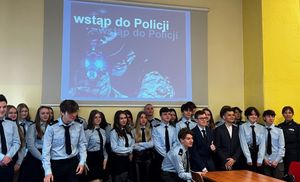 Zdjęcie przedstawiające wizytę licealistów w Komendzie Miejskiej Policji w Gdyni